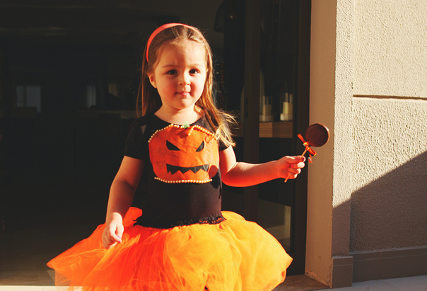 Ein Kind im Kürbis-Kostüm macht bei einer Halloween-Party für Kinder mit.