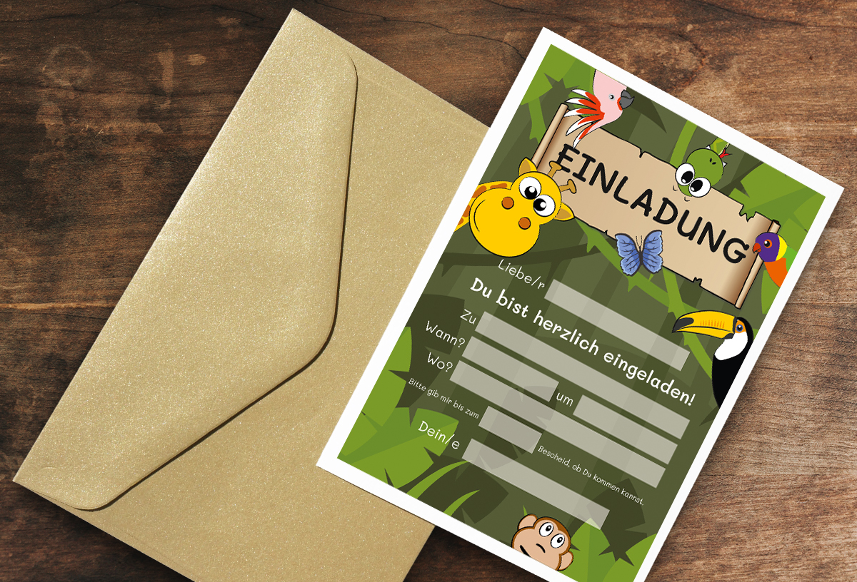Zu sehen ist die Lesefloh.de Dschungel-Party Einladung, die zusammen mit einem Briefumschlag aus Kraftpapier auf einer hölzernen Fläche liegt.